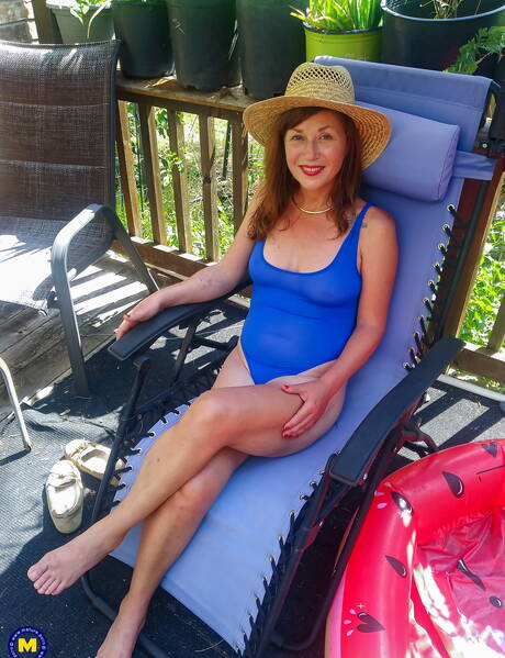 Mature NL invites you to browse their free pics with randy girl in toying cunt scene